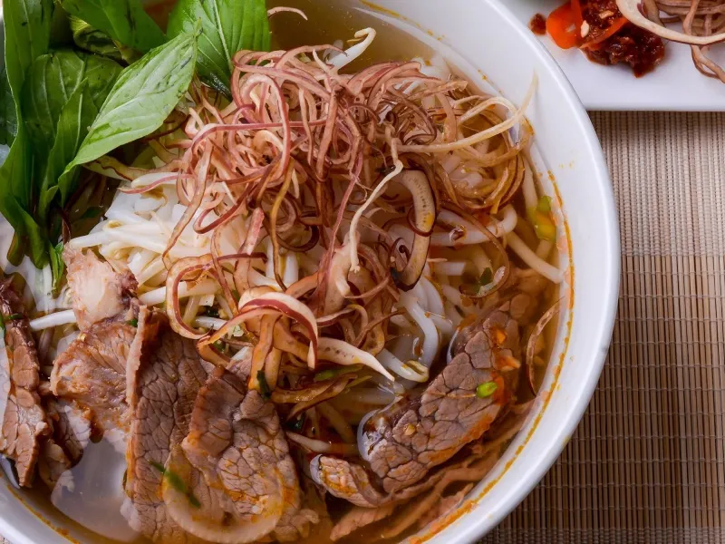 Một tô bún bò được chế biến ít dầu mỡ, nhiều rau xanh cho người muốn giảm cân