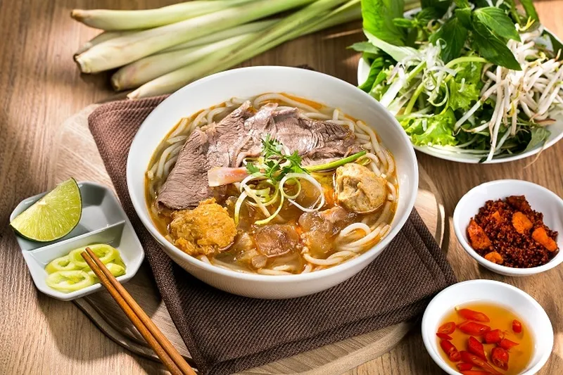 Biểu đồ so sánh lượng calo của các thành phần trong một tô bún bò