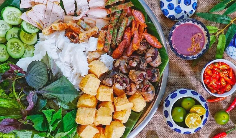 Bún đậu mắm tôm bao nhiêu calo? Khi cộng tất cả các nguyên liệu lại thì khoảng 700 calo