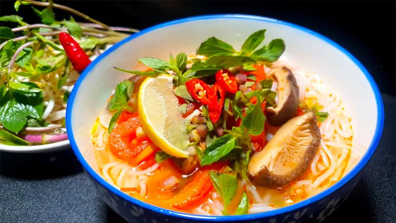 Một tô bún nước tương thơm ngon, hấp dẫn