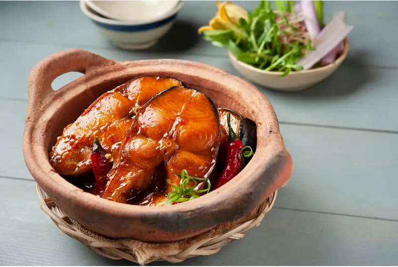 Cá basa kho có hàm lượng calo dao động từ 190 - 210 calo