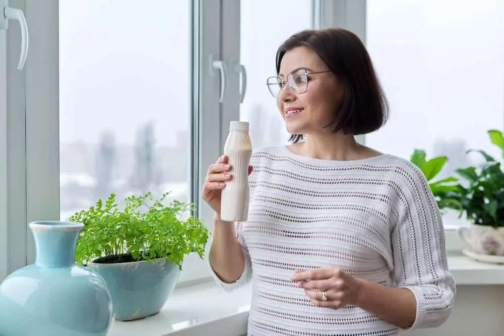 Hình ảnh một người đang nghiên cứu thông tin trên bao bì sữa