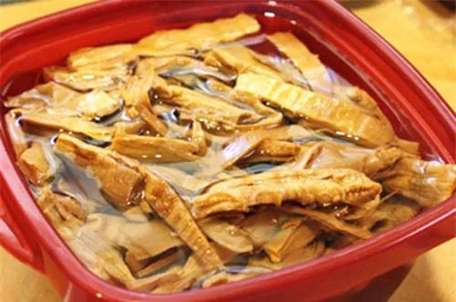 Ngâm măng khô với nước vo gạo giúp măng nhanh mềm