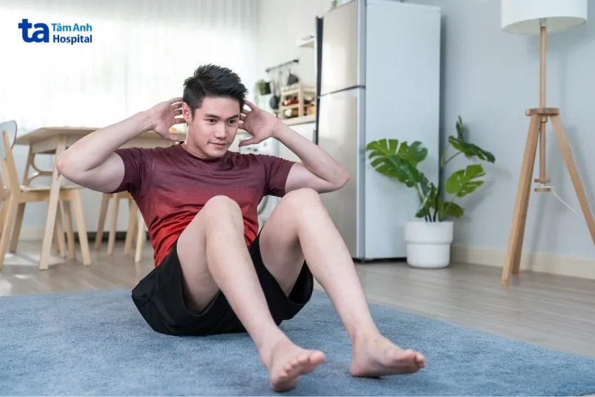 Một người phụ nữ tập thể dục để tăng cường hoạt động thể chất, giảm cân