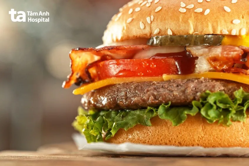 Đồ ăn nhanh như hamburger và khoai tây chiên, nhiều calo rỗng