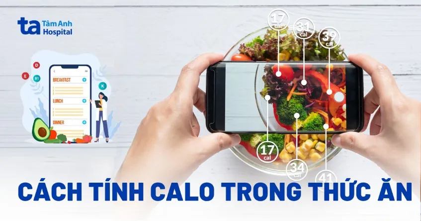 Bàn tay đang ghi chép lượng calo trong các loại thực phẩm