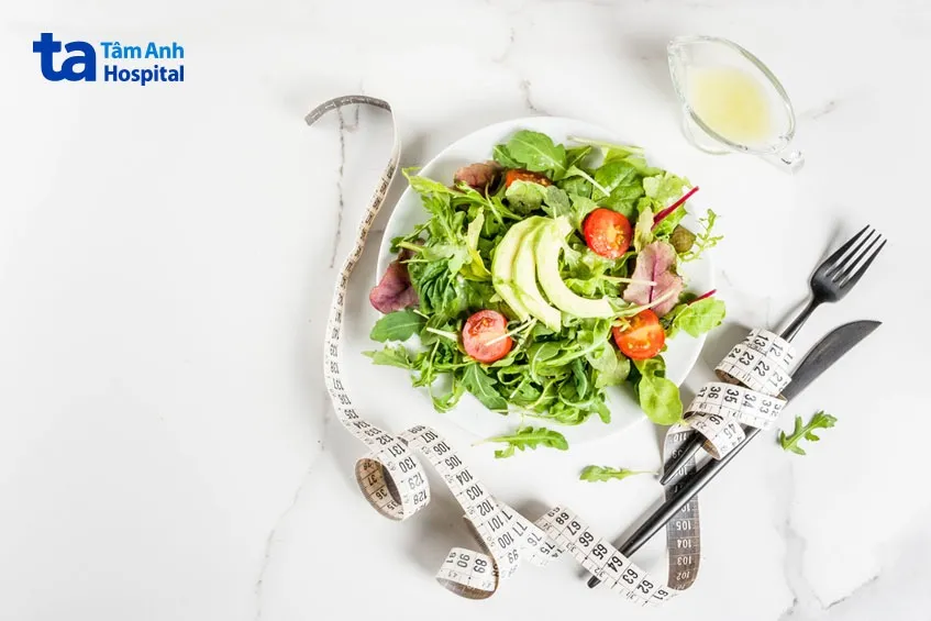 Một bữa ăn healthy với rau xanh, ức gà và thực phẩm tươi ngon để giảm cân