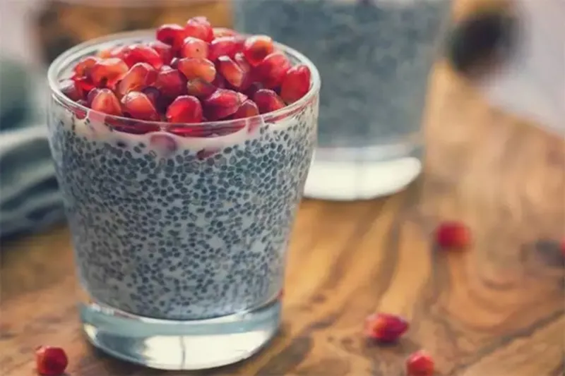 Sử dụng hạt chia với sinh tố để ăn ngon miệng hơn