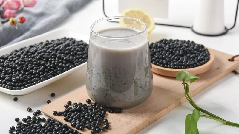 Sữa đậu đen là một trong các loại sữa hạt lợi sữa cho mẹ sau sinh được nhiều chị em lựa chọn