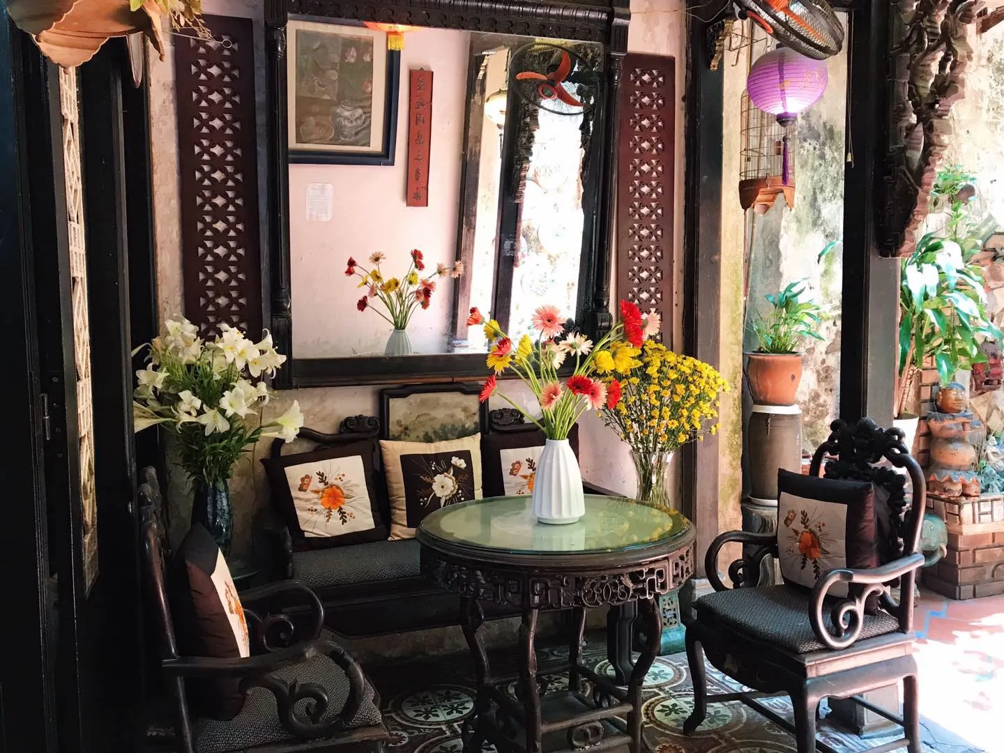 Không gian cổ kính và ấm cúng tại Café Phố Cổ
