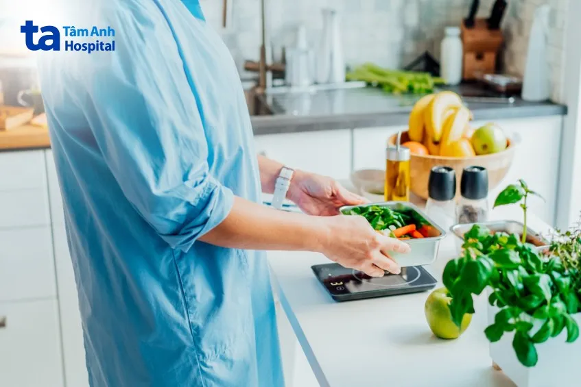 Người phụ nữ đang cầm một quả táo tươi, tượng trưng cho sự lựa chọn thực phẩm lành mạnh