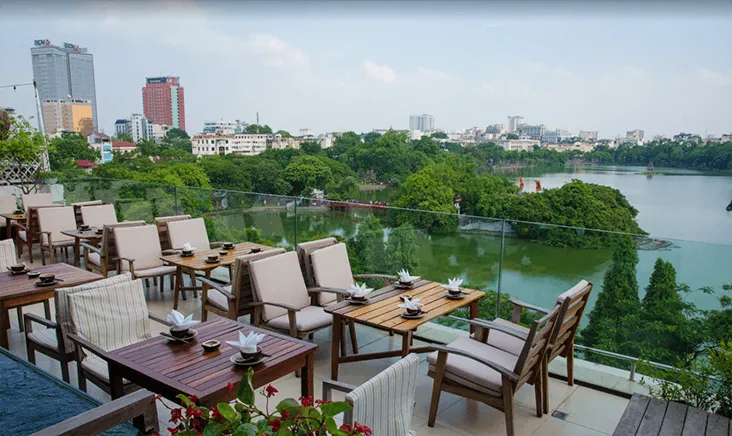 Nhà hàng Cầu Gỗ với tầm nhìn tuyệt đẹp ra Hồ Gươm
