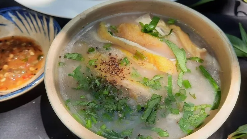 Cháo gà với thịt gà tươi ngon, ít calo và giàu dưỡng chất