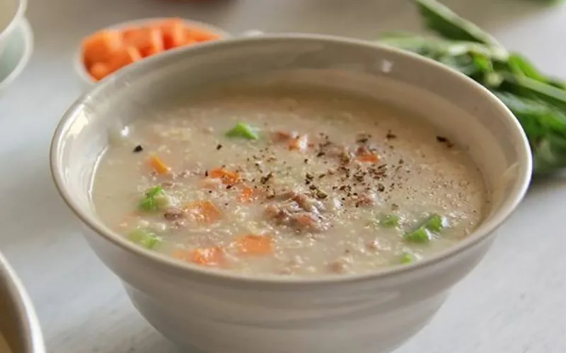 Một tô cháo thịt băm nóng hổi đầy dinh dưỡng