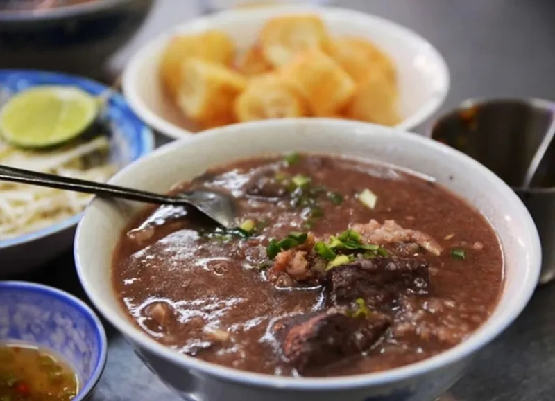Cháo lòng là món ăn dinh dưỡng thơm ngon được nhiều người yêu thích nhưng không nên ăn quá nhiều
