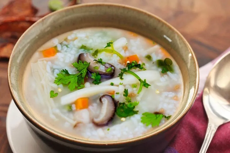 Bát cháo trắng thơm ngon với hành lá và gia vị