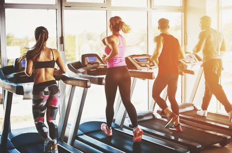 Một người đang chạy bộ tại chỗ trên máy chạy bộ