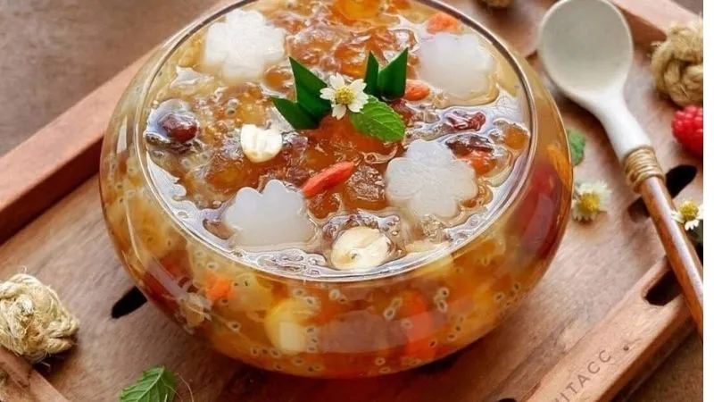 Một cốc chè dưỡng nhan với các nguyên liệu thanh mát