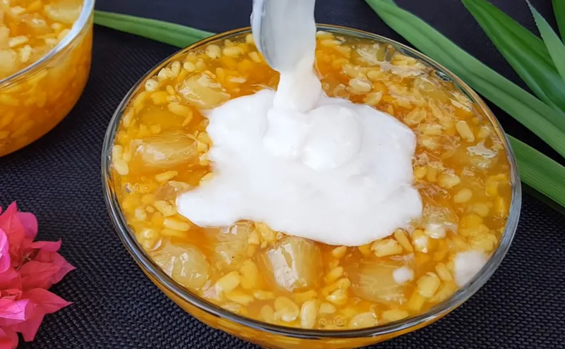 Một chén chè bưởi thơm ngon, hấp dẫn với màu trắng của cùi bưởi, vàng của đậu xanh và nước cốt dừa sánh mịn.