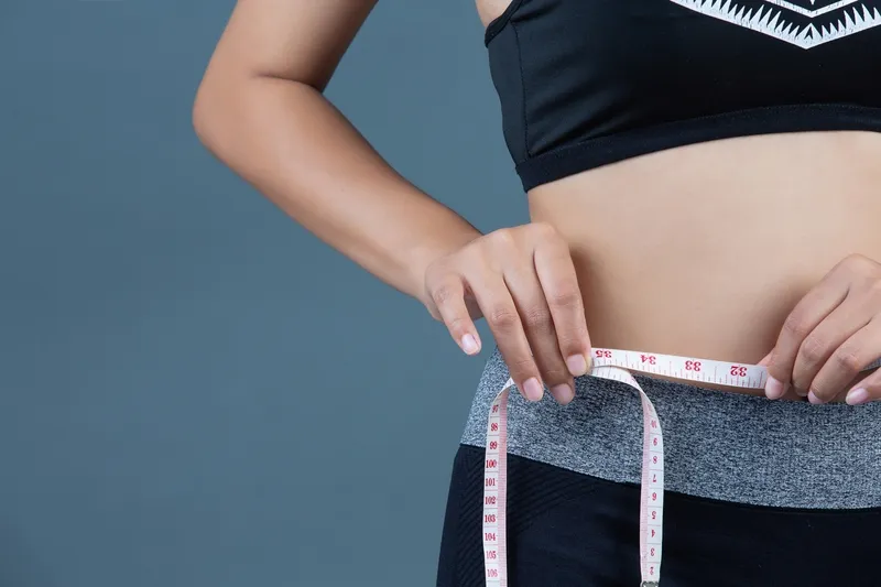 Một chén chè đậu đen đẹp mắt với đá bào và nước cốt dừa được trình bày tinh tế