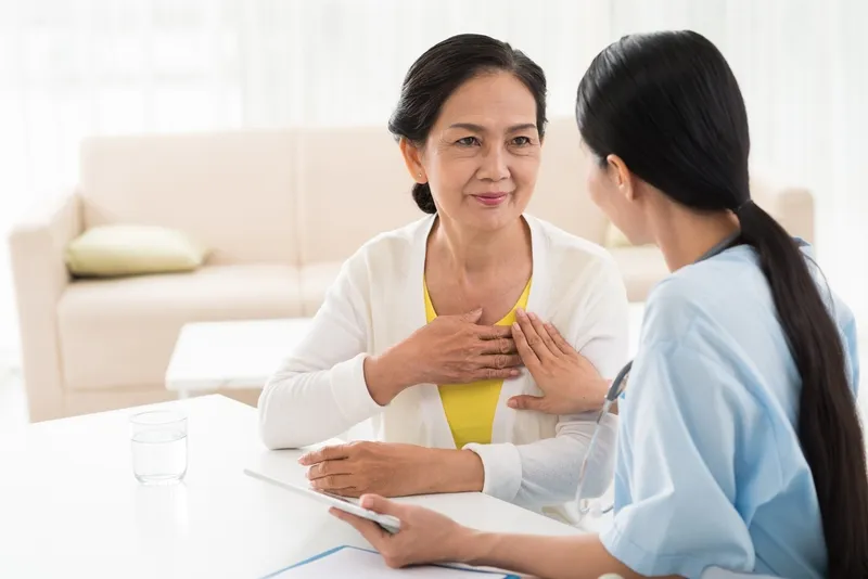 Một nắm đậu đen khô tươi ngon được đặt trên bề mặt gỗ