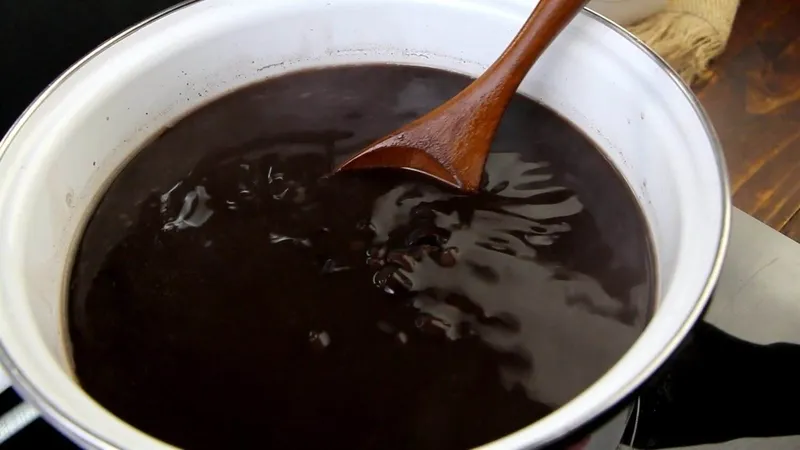 Chè đậu đen nóng hổi được bày trong bát, sẵn sàng để thưởng thức