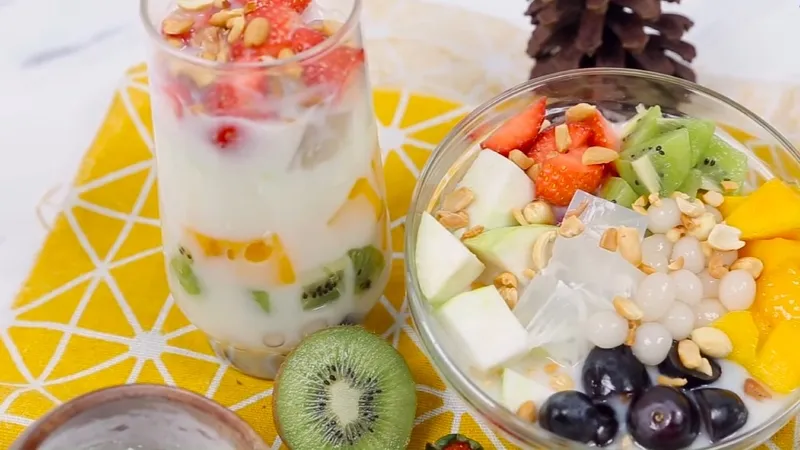 Món chè Thái hấp dẫn với nhiều loại trái cây và nước cốt dừa