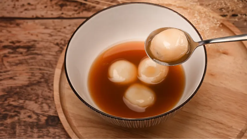 Một bát chè trôi nước với hai viên chè và nước cốt dừa sóng sánh