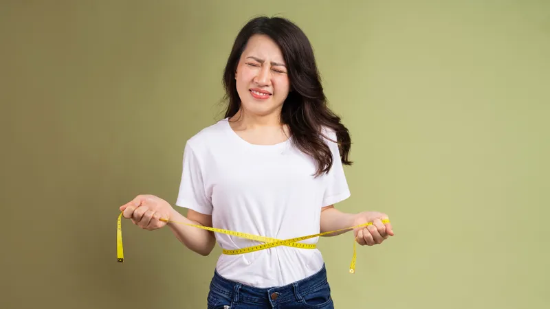 Một bát chè trôi nước với nước cốt dừa trang trí đẹp mắt và hạt vừng rắc đều