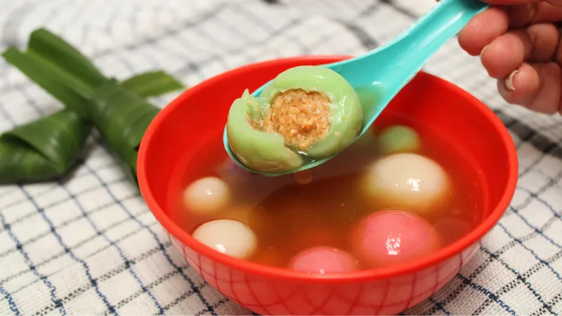 Chén chè trôi nước ấm nóng với gừng lát mỏng, tạo cảm giác ấm bụng