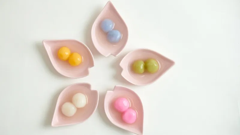 Một người phụ nữ trẻ đang thưởng thức một bát chè trôi nước nóng hổi