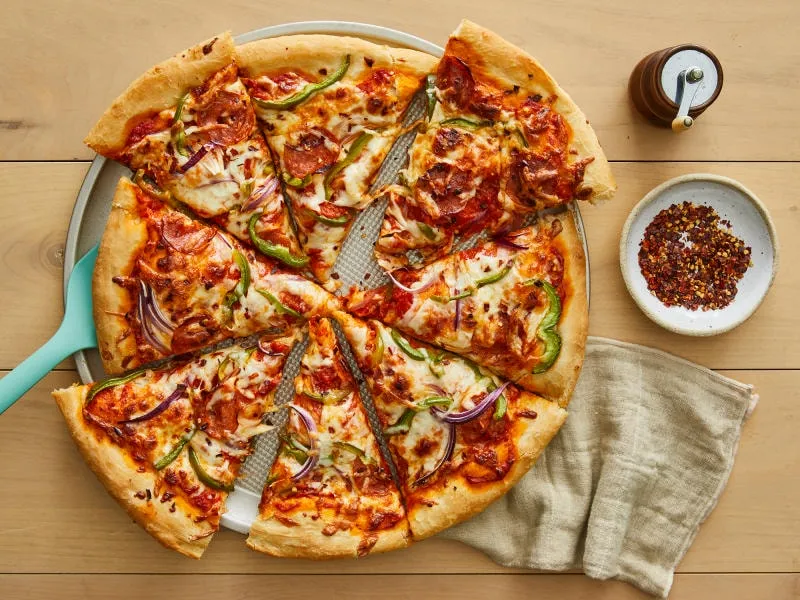 Một chiếc pizza đã được cắt thành nhiều miếng nhỏ hơn thông thường