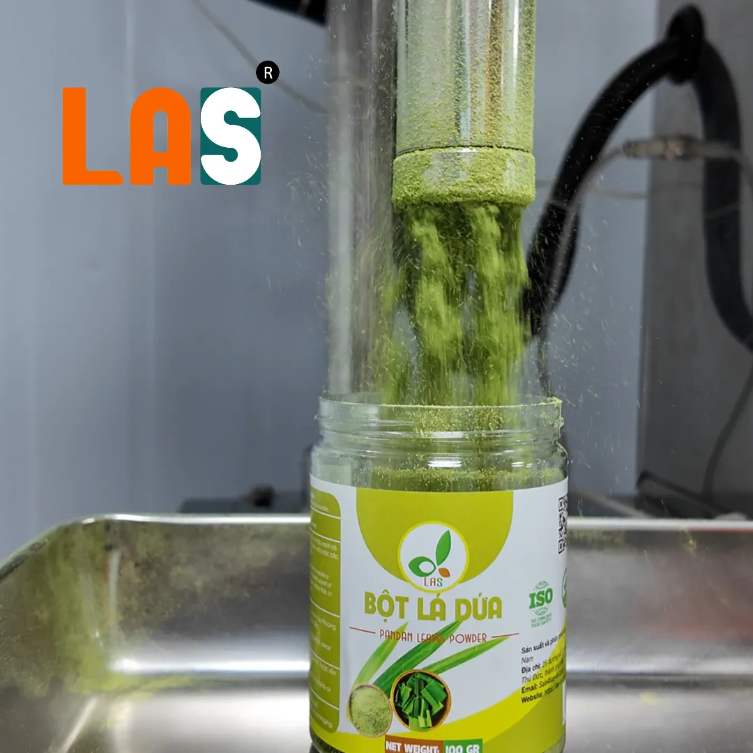 Chiếc rót đang đổ bột lá dứa vào hũ