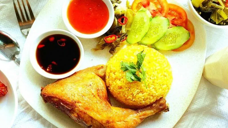Thời điểm ăn cơm gà hợp lý nhất là vào bữa trưa