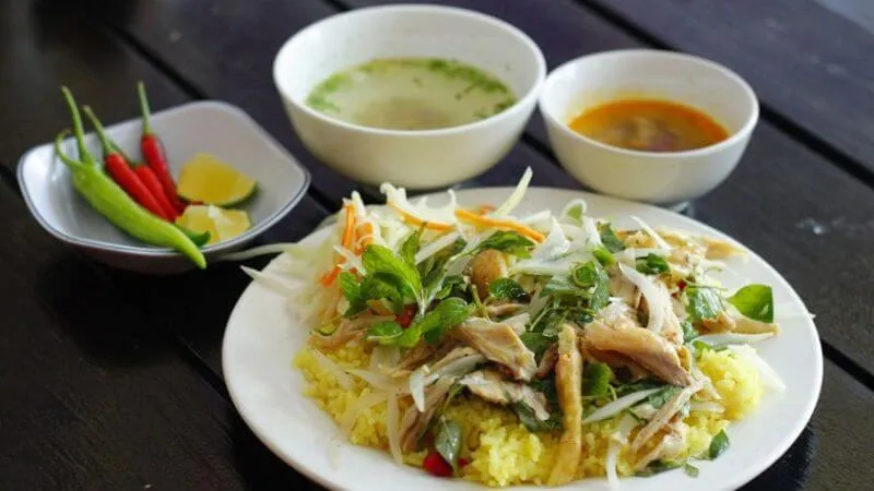 Tự chế biến cơm gà tại nhà giúp kiểm soát khẩu phần ăn và điều chỉnh lượng calo hợp lý
