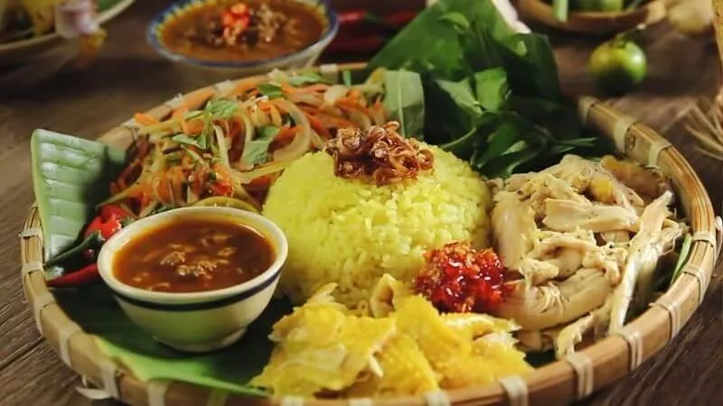 Với những món ăn có nhiều calo như cơm gà, việc kết hợp các bài tập và chế độ thể thao để đốt cháy năng lượng là cần thiết