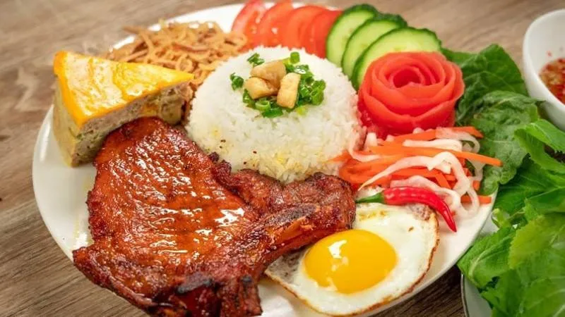Một khẩu phần cơm tấm đầy đủ với sườn, trứng, bì, chả