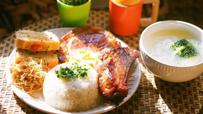 Đĩa cơm tấm với nhiều món ăn kèm khác nhau ảnh hưởng đến lượng calo