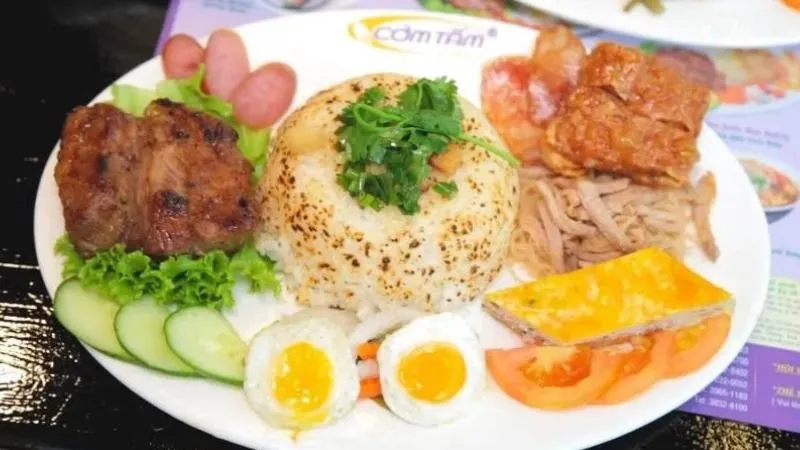 Đĩa cơm tấm đơn giản, nhắc nhở không nên ăn quá thường xuyên