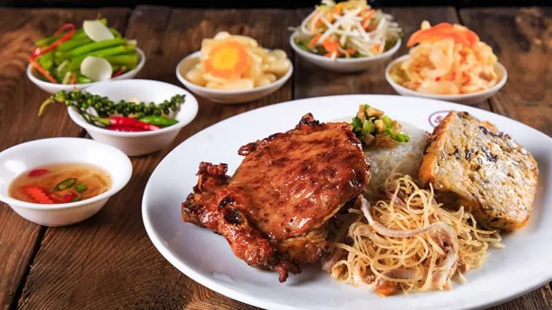 Thực phẩm tươi sống và dụng cụ nhà bếp, gợi ý tự chế biến cơm tấm tại nhà