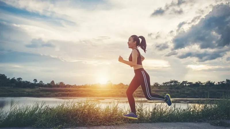 Người phụ nữ tập thể dục để đốt cháy calo sau khi ăn