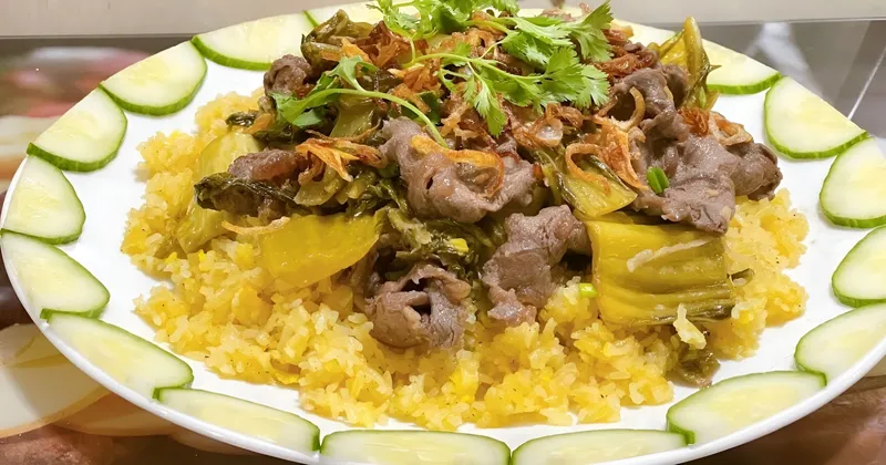 Một mâm cơm đầy đủ với đĩa cơm rang dưa bò cùng các món ăn phụ khác, thể hiện sự đa dạng dinh dưỡng