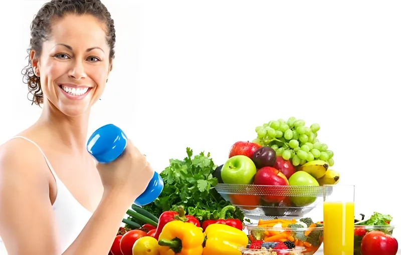 Một cô gái đang tập thể dục trong phòng gym, minh họa cho việc kết hợp ăn uống và vận động để giữ dáng