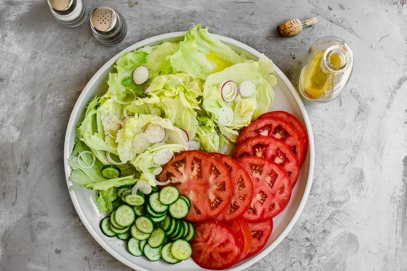 Ăn kèm cơm tấm với rau tươi, salad sẽ làm bạn nhanh no, nạp ít calo hơn