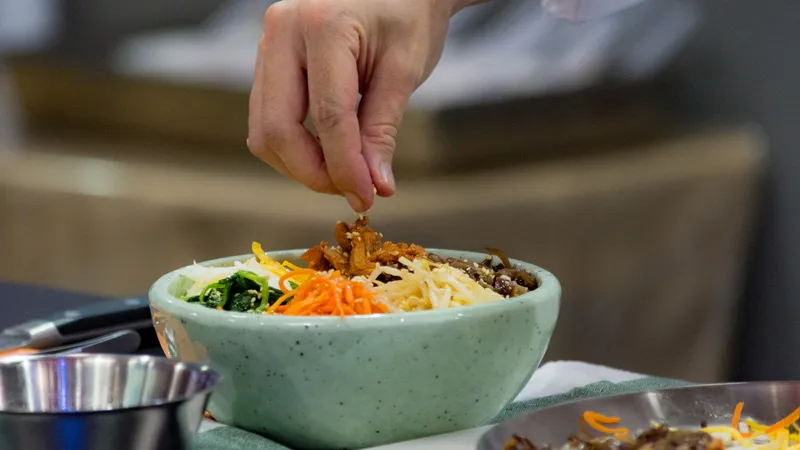Lượng calo trong cơm trộn Hàn Quốc có thể thay đổi tùy theo nguyên liệu sử dụng và cách chế biến