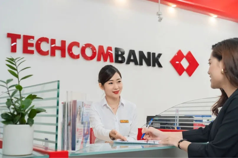 Người vay đang trao đổi với nhân viên ngân hàng về chính sách ân hạn nợ gốc