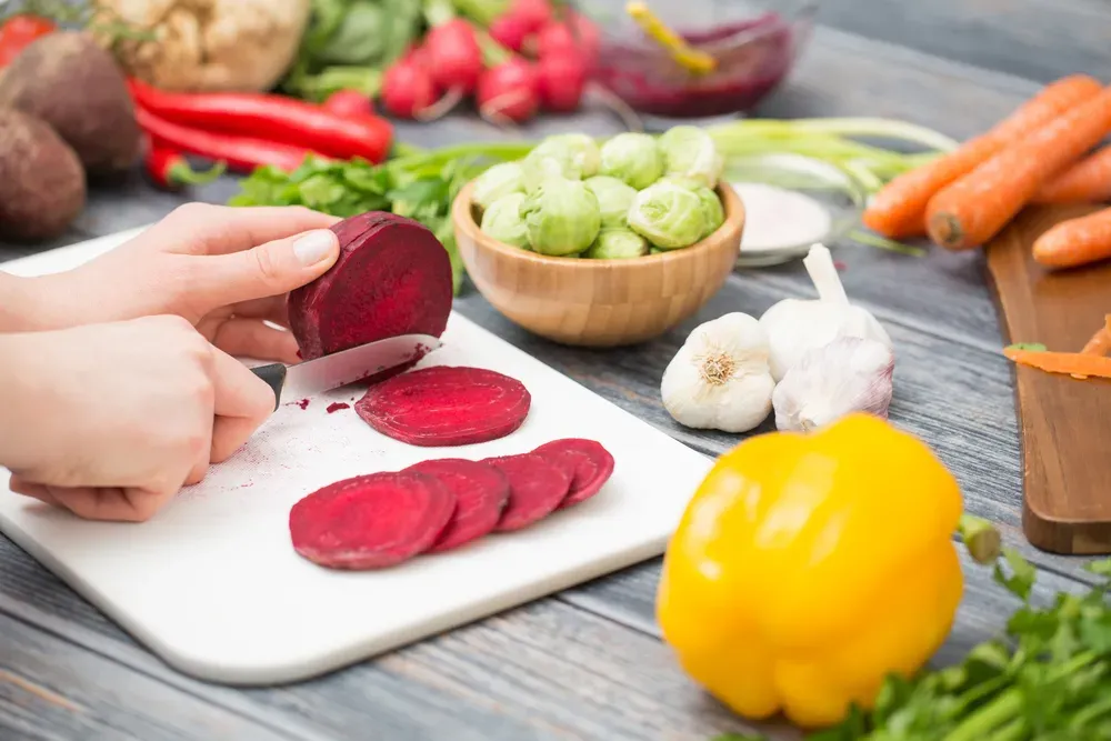 Rau cải xanh và củ dền đỏ, những thực phẩm giàu oxalat cần lưu ý