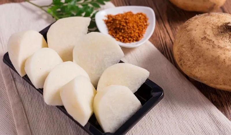Củ đậu hay còn gọi là củ sắn (miền Nam) có nhiều chất dinh dưỡng, ít calo phù hợp để giải nhiệt mùa hè và giảm cân