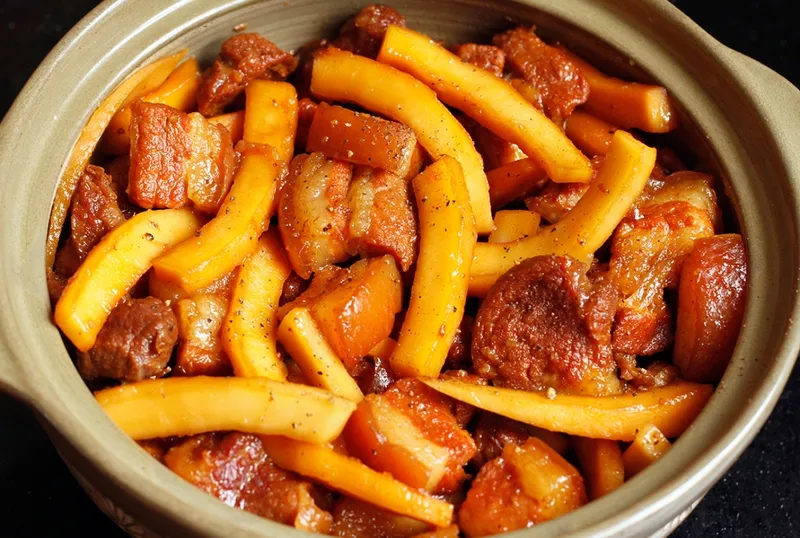 Món thịt ba chỉ kho cùi dừa đậm đà hương vị miền Tây