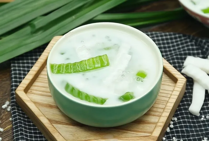 Chè dừa non lá dứa với thạch và cốt dừa thanh mát